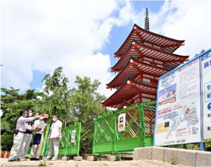 規制を始めた展望デッキまでの散策路を確認する市職員＝富士吉田・新倉山浅間公園