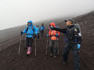 コロナ禍で登山者数が少ない中、登山を楽しむ人たち＝富士山８合目（７月１日）