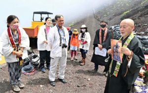 法要後、パネル写真を檀家らに紹介する渡辺英道住職＝富士山８合目