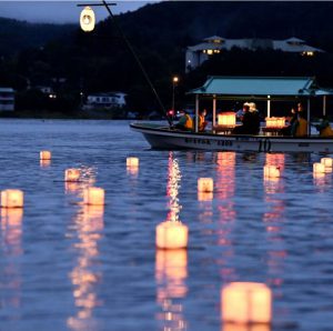 湖面を幻想的に漂う灯籠＝河口湖（撮影・広瀬徹）