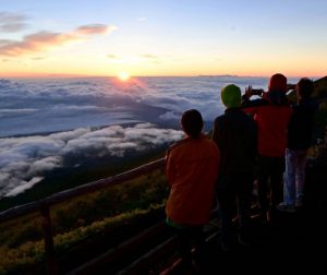 開山最終日に御来光を拝む山小屋スタッフや登山者ら＝富士山７合目・日の出館前