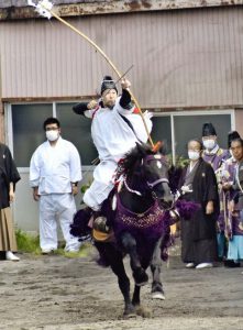 馬上から的に向け矢を射る射手＝富士吉田市下吉田３丁目