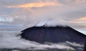 初冠雪が発表された２６日の富士山。山頂は雲に覆われていたが、中腹についた雪を確認できた＝山日ＹＢＳヘリ「ニュースカイ」（ＮＥＷＳＫＹ）から