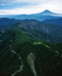 山日ＹＢＳヘリ「ニュースカイ」（ＮＥＷＳＫＹ）で、山伏西方上空高度約２３００メートルから撮影