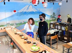 銭湯絵師が描いた富士山の壁画が目を引く喫茶檸檬の店内＝富士吉田市下吉田２丁目