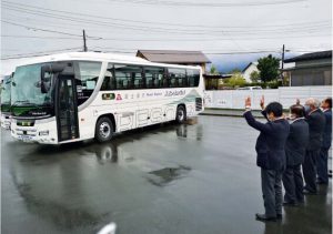 出発式で新宿発の高速バスを見送る関係者＝富士河口湖・河口湖自然生活館