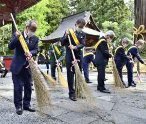 拝殿前を掃き清める出席者＝富士吉田・北口本宮冨士浅間神社