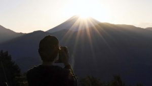 身延山の山頂から見たダイヤモンド富士（２日午前６時９分撮影）