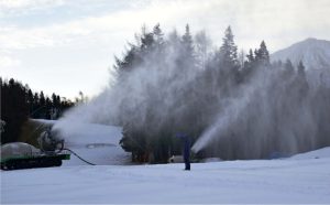 人工降雪機でゲレンデづくりを進めるスキー場＝鳴沢村