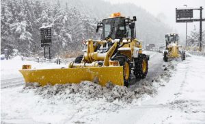 国道１３７号で除雪作業を行う車両＝富士河口湖町河口（１０日午後３時ごろ）
