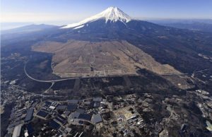 富士山の麓にある北富士演習場。左奥に広がる東富士演習場とともに、米軍は富士演習場として使用している＝山日ＹＢＳヘリ「ニュースカイ」（ＮＥＷＳＫＹ）から