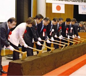 くわ入れする関係者＝富士吉田・県富士山科学研究所