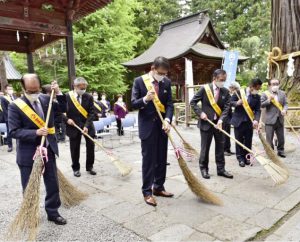 ほうきや熊手で拝殿前を掃いて清める参加者＝富士吉田・北口本宮冨士浅間神社