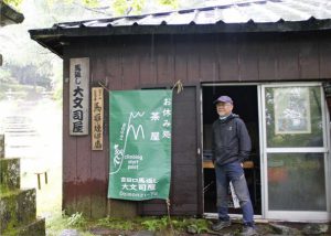 山開きに向けて茶屋を開け、準備を進める羽田さん＝富士山１合目馬返し付近