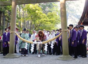 お道開きの儀式で、木づちでしめ縄を断ち切る手力男命＝富士吉田・北口本宮冨士浅間神社