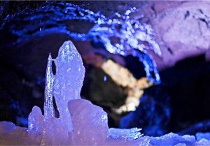 鳴沢氷穴内の氷。環状のルート終盤の場所では青色にライトアップされていた＝鳴沢村内