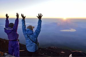 御来光に万歳をする登山者＝富士山頂（撮影・坂本尚己）