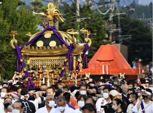 通りを練り歩く「明神神輿」（左）と「おやま神輿」