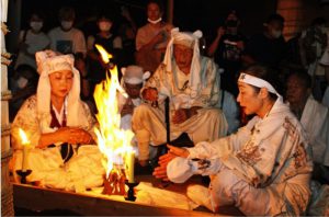 富士山に向かってお炊き上げをする富士講信者