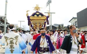 富士吉田市内をみこしで練り歩く担ぎ手＝富士吉田市上吉田