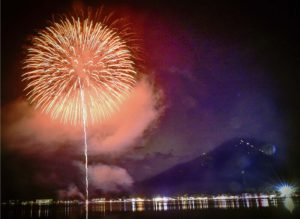 大輪の花を咲かせる山中湖報湖祭の花火＝山中湖