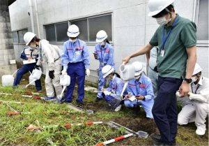 灰が積もったことを想定した地面に水をかけ、浸透能力を調べる参加者＝静岡県富士宮市三園平