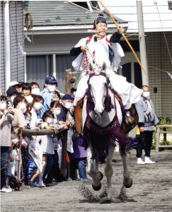 馬上から的を狙う射手＝富士吉田市下吉田３丁目