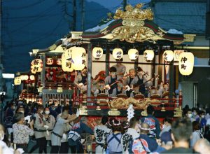 ちょうちんの明かりに照らされ、幻想的な雰囲気を見せた大型屋台＝都留市内