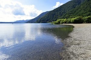 水位の上昇により、一部が水没したキャンプサイト＝富士河口湖町西湖