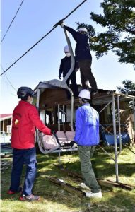 座席を取り付ける作業員＝鳴沢・ふじてんスノーリゾート