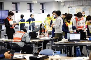 富士山噴火を想定した図上訓練で対応を確認する県職員ら＝甲府・県防災新館