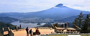 展望デッキ「ＦＵＪＩＹＡＭＡツインテラス」。登山者らが富士山と河口湖の絶景を満喫していた＝笛吹市芦川町内（１１日撮影）
