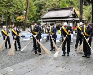 拝殿前を掃き清める出席者＝富士吉田・北口本宮冨士浅間神社