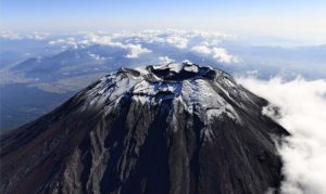 初冠雪した富士山＝山日ＹＢＳヘリ「ニュースカイ」（ＮＥＷＳＫＹ）から