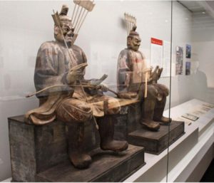 市の文化財指定後、初めての公開となる「木造随神倚像」＝富士吉田・ふじさんミュージアム
