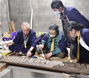 ヨシの中に入ったかゆの量を確認する占人＝富士吉田・小室浅間神社