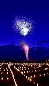 夜空に浮かび上がる花火とキャンドル＝山中湖村平野