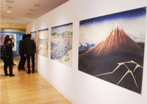 葛飾北斎の「冨嶽三十六景」を約１８倍に拡大したパネルなどが並ぶ展覧会＝東京都新宿区