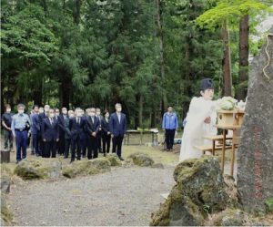 安全な登山を祈願する関係者＝富士吉田市上吉田