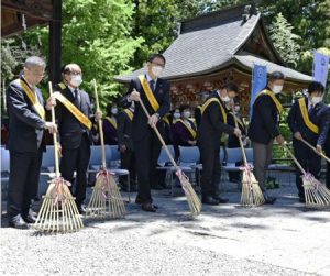 「掃き初め」を行う参加者ら＝富士吉田・北口本宮冨士浅間神社