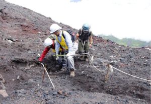 登山道の残雪の状況を確認する関係者＝富士山９合目付近