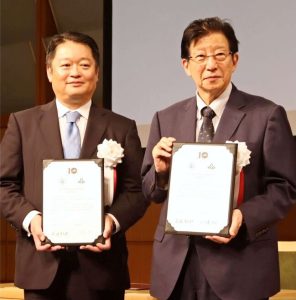 共同宣言を発表する長崎幸太郎知事（左）と川勝平太知事＝東京国際フォーラム