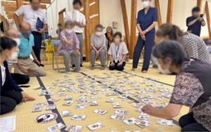 小立弁かるたを楽しむ参加者＝富士河口湖・小立福祉センター